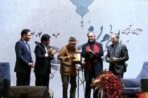 نشان اصالت بر سینه علی نصیریان