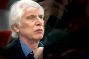 کوه‌‌ها مظهر هیچ‌اند، وقتی ایستادگی‌اش جایی ندارد؛ زمین زیر پایم سست است، وقتی او بر آن راه نمی‌رود