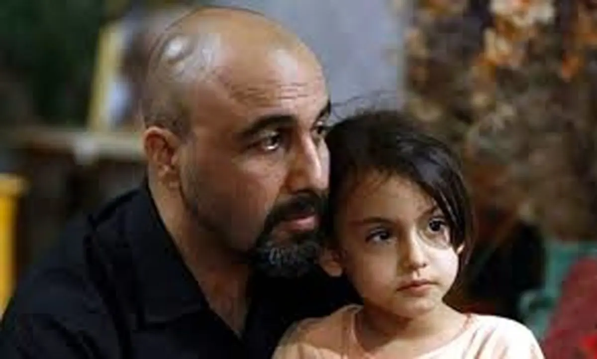 لباس کریسمس نیکی نصیریان بازیگر نقش درسا کوچولوی بزنگاه