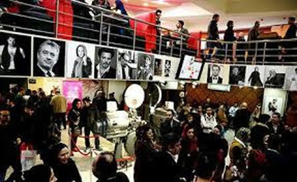 اینجا سینما سروش است.../فیلم