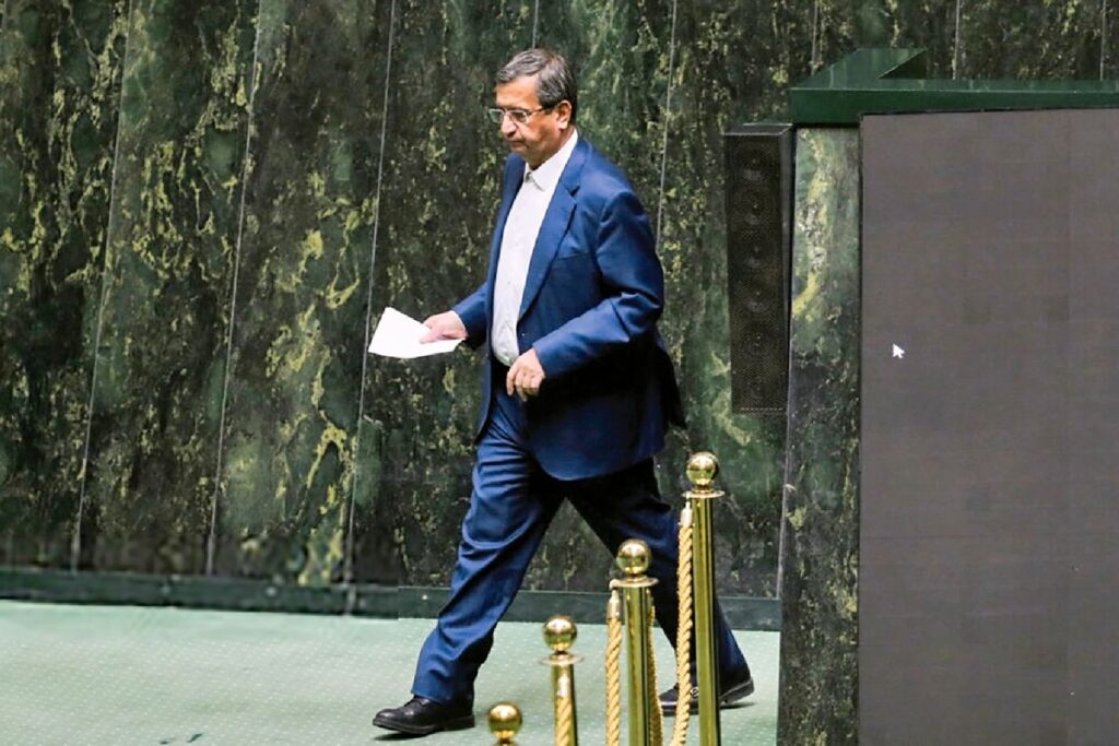 همتی: به مردم قول می دهم بازار ارز به ثبات برسد