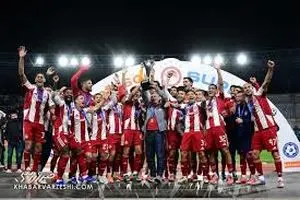 لحظه بالا بردن جام قهرمانی المپیاکوس در حضور مهدی طارمی و هم‌تیمی‌هایش/ ویدئو