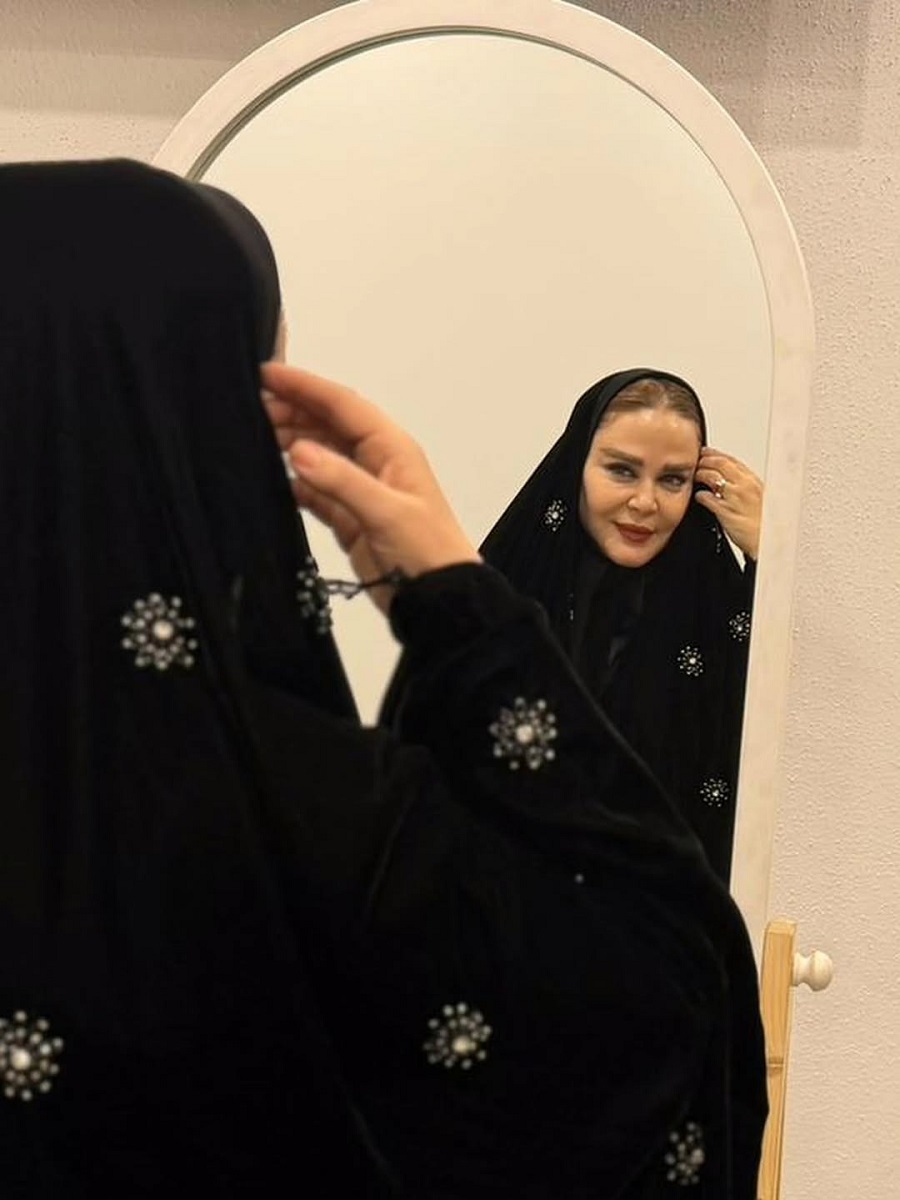 بهاره رهنما با روپوش مخملی ۱