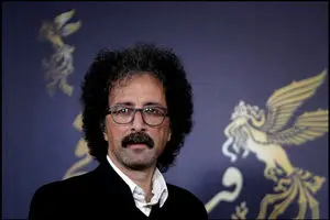 بابک خواجه پاشا برای بار دوم سیمرغ بلورین فجر را از آن خود کرد/ تشکر به زبان ترکی از رئیس جمهور/«هرکسی کم فروشی بکند باید پاسخگو باشد»