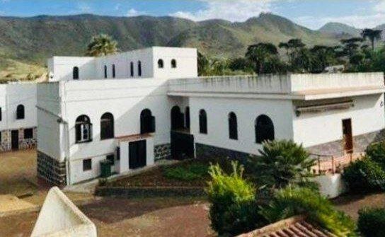 ستاره بارسلونا کلیسا را ​​خرید!