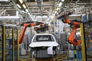 تحریم، قیمت‌گذاری دستوری و ۳۲ نهاد تصمیم‌گیر؛ صنعت خودرو به دنبال نقشه راه جدید