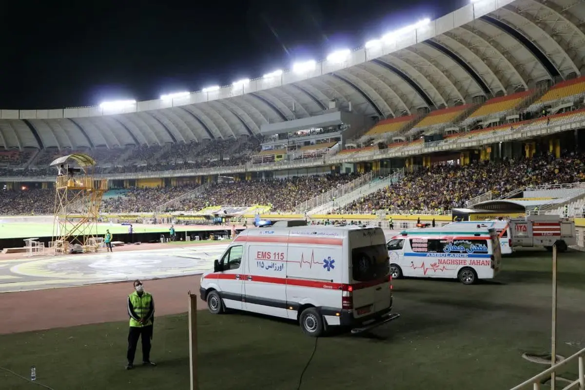 اتفاقی عجیب در لیگ دسته سوم فوتبال ایران/ انتقال بازیکن مصدوم با ماشین به بیمارستان/ عکس