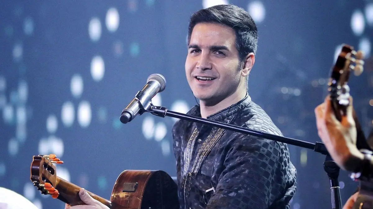 عطسه محسن یگانه وسط اجرای آهنگ در کنسرت/فیلم