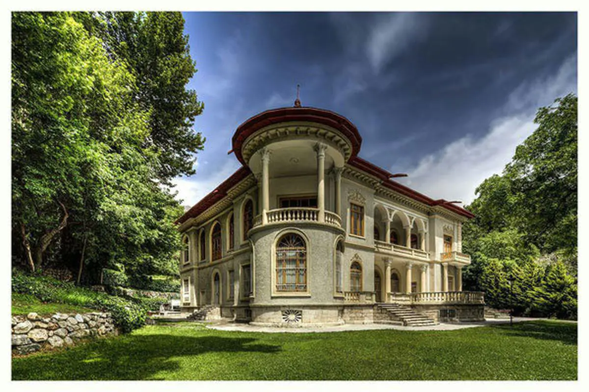     ترکش های بمباران هوایی تهران به کاخ سعد آباد رسید/عکس