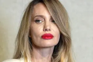 جنجال چهره عجیب آنجلینا جولی در چین