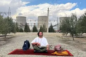 علی قمصری پای نیروگاه برق با ساز خود نواخت