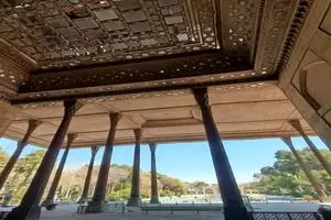 بمباران اصفهان، انحراف ستون زیر گنبدخانه مسجد جامع عباسی را تشدید کرد