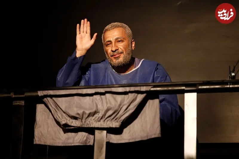مردم ایستاده در حال خوردن سوپ 91