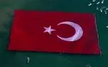 بزرگ‌ترین پرچم گشوده‌ شده جهان روی آب