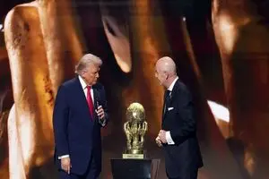 رئیس‌جمهور آمریکا جام قهرمانی را اهدا می‌کند