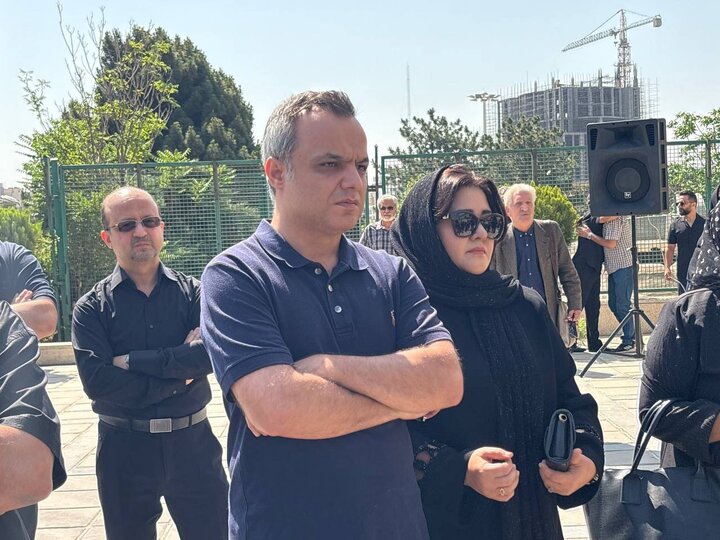 مراسم تشییع پیکر بهروز رضوی در حال برگزاری است