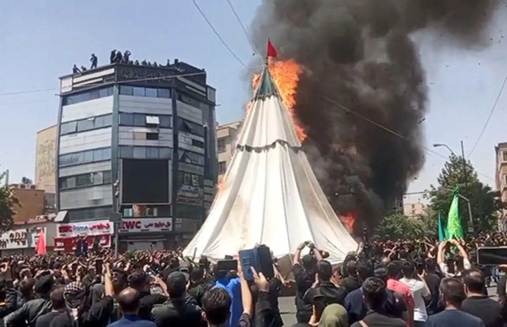 برگزاری آیین سنتی خیمه سوزان ظهر عاشورا در چهارراه گلوبندک تهران/فیلم
