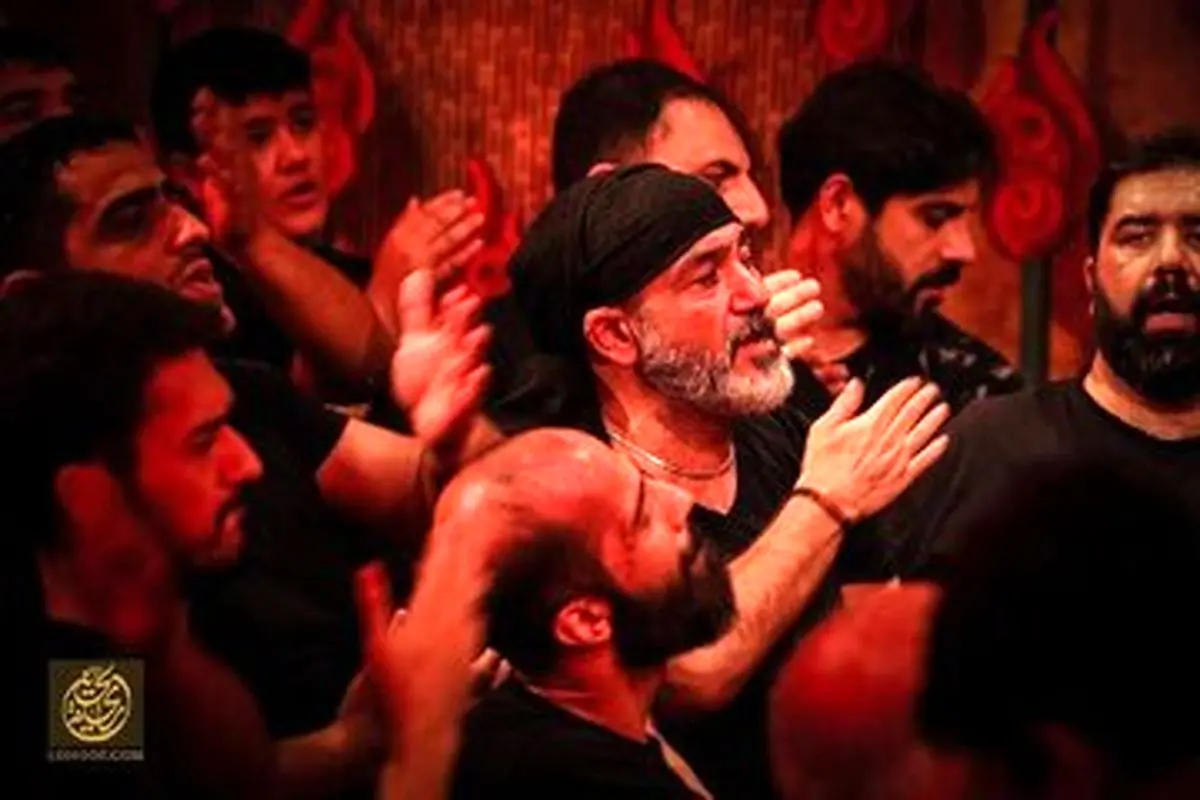میانداری مهران غفوریان در مراسم عزاداری امام حسین (ع) در بازار/فیلم