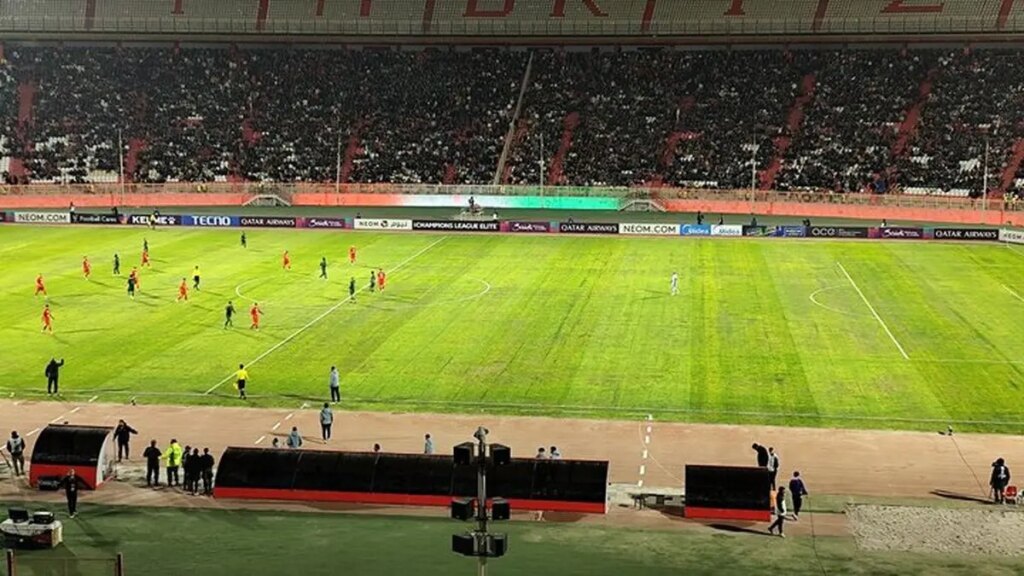دیدار پرسپولیس و چادرملو با تاخیر برگزار می شود