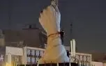 نصب المان «مشت گره‌کرده» در میدان انقلاب تهران