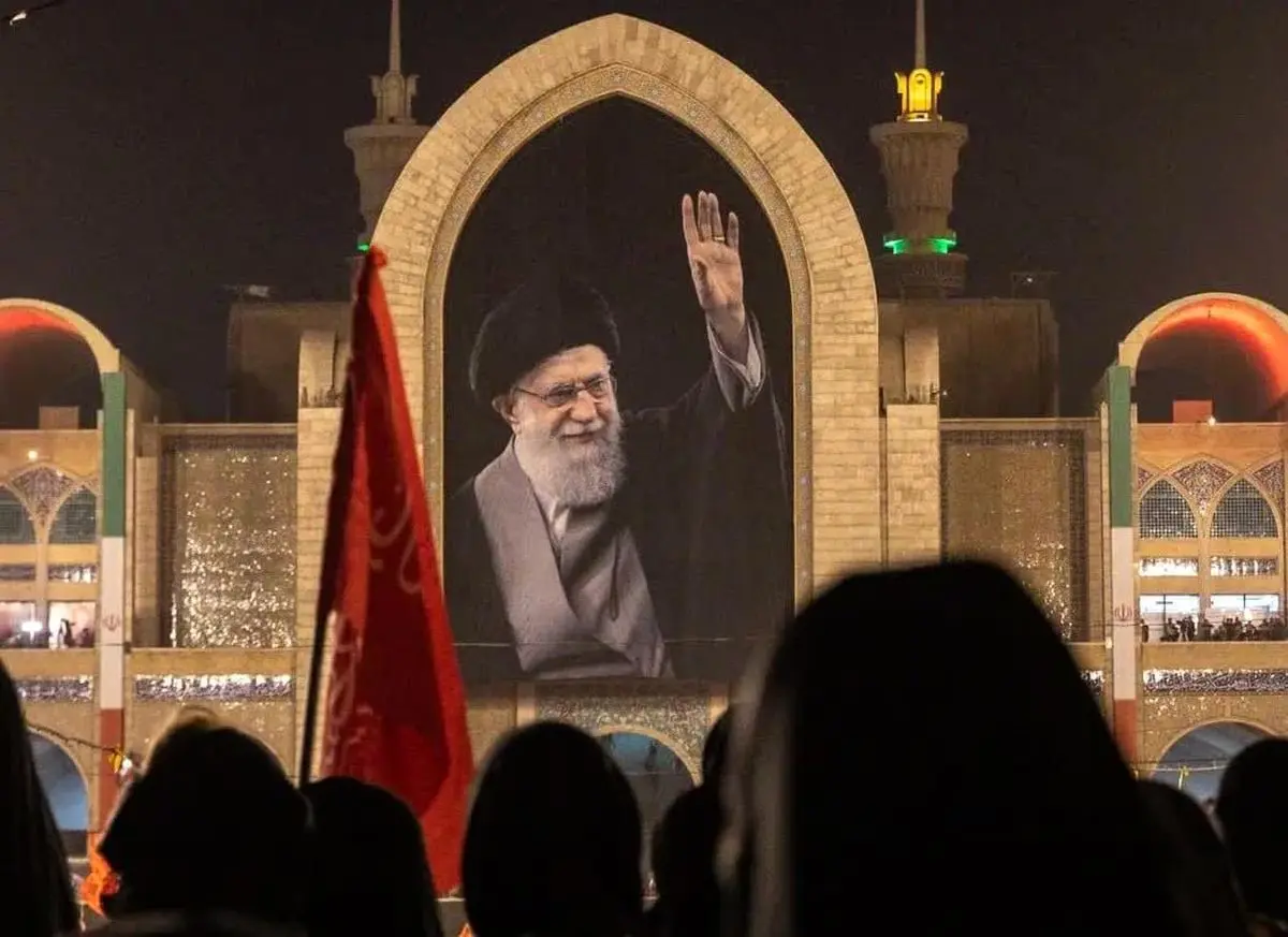 دریچه ای متفاوت به نماز در لحظات تشییع امام شهید انقلاب/فیلم