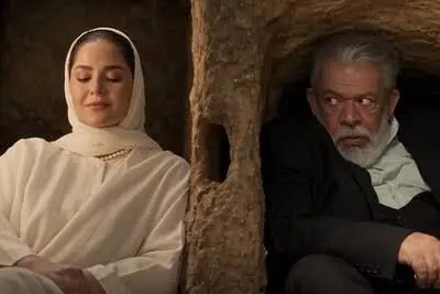 حاج‌ابراهیم توی قبر هم دست از سر یلدا برنمی‌دارد؛ جوابی که با سنگ وسط پیشانی‌اش نشست!/ ویدئو