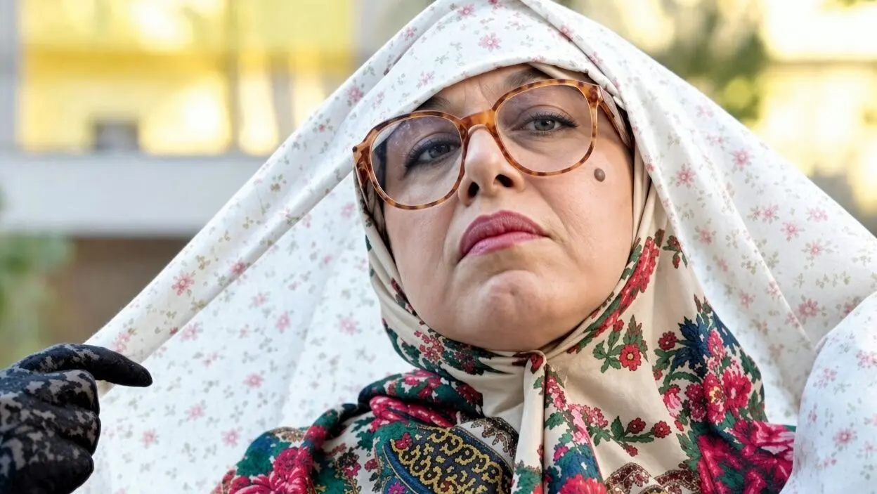 لباس زنانه به تن مردان؛ روشی که انگار خوب می‌خنداند